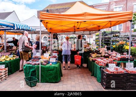Epsom Surrey, London, Großbritannien, Mai 28 2022, People Shopping an einem Obst- und Gemüsemarkt im Freien Stockfoto