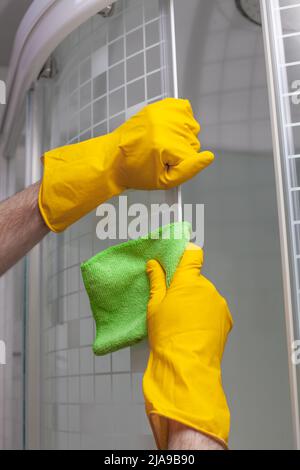Reinigung der Duschdampfkabinen von Kalziumablagerungen. Reinigung im Badezimmer. Stockfoto