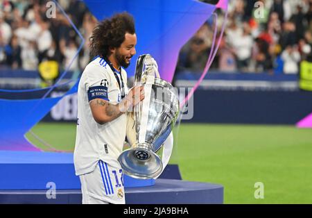 Marcelo von Real Madrid feiert am 28. Mai 2022 im Stade de France in Saint-Denis, nördlich von Paris, Frankreich, mit einer Trophäe nach dem UEFA Champions League-Endspiel zwischen dem FC Liverpool und Real Madrid. Foto von Christian Liewig/ABACAPRESS.COM Stockfoto