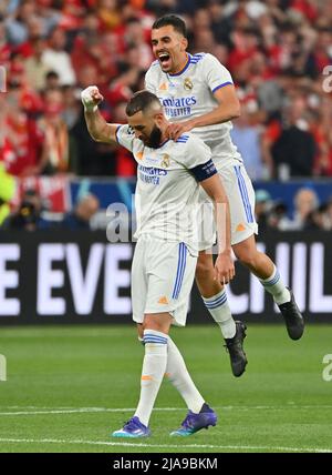 Karim Benzema und Dani Ceballos von Real Madrid beim UEFA Champions League-Finale zwischen dem FC Liverpool und Real Madrid am 28. Mai 2022 im Stade de France in Saint-Denis, nördlich von Paris, Frankreich. Foto von Christian Liewig/ABACAPRESS.COM Stockfoto