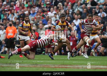 London, Großbritannien. 28.. Mai 2022. TUIMOALA LOHEA von Huddersfield Giants wird von Jake Bibby von Wigan Warriors während des Betfred Challenge Cup Final Match zwischen Huddersfield Giants und Wigan Warriors am 28. Mai 2022 im Tottenham Hotspur Stadium, London, England, angegangen. Foto von Ken Sparks. Nur zur redaktionellen Verwendung, Lizenz für kommerzielle Nutzung erforderlich. Keine Verwendung bei Wetten, Spielen oder Veröffentlichungen einzelner Clubs/Vereine/Spieler. Kredit: UK Sports Pics Ltd/Alamy Live Nachrichten Stockfoto