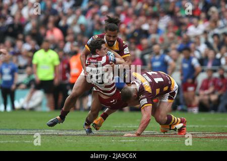 London, Großbritannien. 28.. Mai 2022. Das Jai Field of Wigan Warriors wird am 28. Mai 2022 von TUIMOALA LOHEA of Huddersfield Giants im Betfred Challenge Cup Final Match zwischen Huddersfield Giants und Wigan Warriors im Tottenham Hotspur Stadium, London, England, angegangen. Foto von Ken Sparks. Nur zur redaktionellen Verwendung, Lizenz für kommerzielle Nutzung erforderlich. Keine Verwendung bei Wetten, Spielen oder Veröffentlichungen einzelner Clubs/Vereine/Spieler. Kredit: UK Sports Pics Ltd/Alamy Live Nachrichten Stockfoto