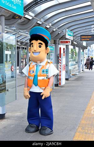 Docklands Light Railway Station Platform staff fun dressing up Outfit Hilfe & begrüßen Besucher zur Excel Ausstellungsveranstaltung Prince Regent DLR England Stockfoto