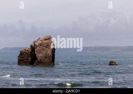 Thurlestone Rock hat eine natürliche Felsformation, die direkt an den Felsen am Ende des Strandes liegt Stockfoto