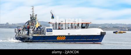 Steuerbord Seitenansicht Port of London Authority 'Maplin', ein PLA Hydrographic Survey-Katamaran-Schiff auf der Themse vor Gravesend Kent England Stockfoto