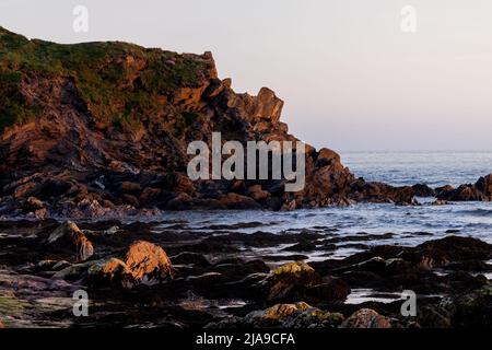 Sonnenuntergang am Outer Hope von South Milton Sands in Devon Stockfoto