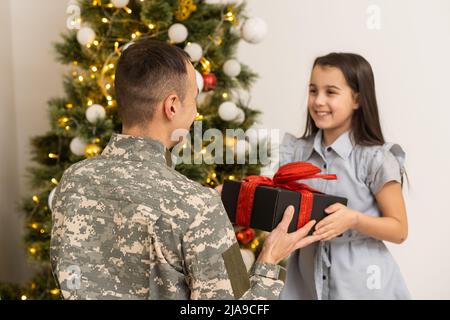 Militärmann und seine Tochter zu weihnachten Stockfoto