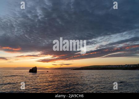 Sonnenuntergang am Thurlestone Rock, South Milton Sands in Devon Stockfoto