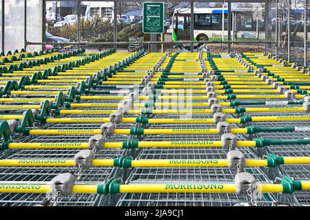 Nahaufnahme Supermarkt Einkaufwagen Griff Wiederholung Branding Labels Morrisons Lebensmittel Lebensmittel Einzelhandel Geschäft Käufer Trolley Park Essex England Großbritannien Stockfoto