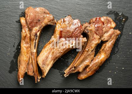 Ein Teller mit köstlichen Lammkoteletts Stockfoto