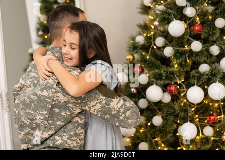 Militärmann und seine Tochter zu weihnachten Stockfoto