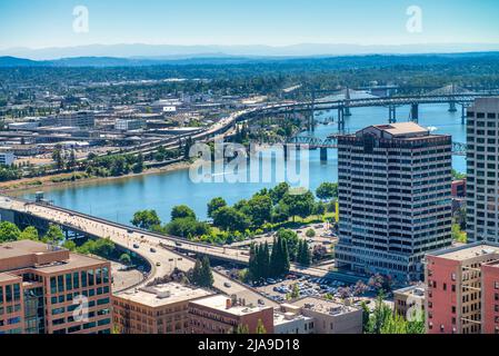 PORTLAND, OR - 18. AUGUST 2017: Luftaufnahme von Stadtgebäuden an einem Sommertag Stockfoto