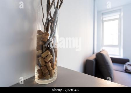 Sammlung verschiedener alter Weinflaschen-Korken in einer Glasvase. Stockfoto