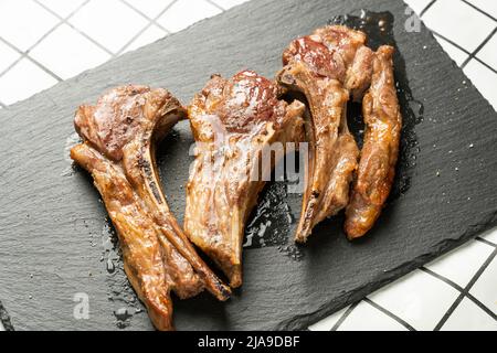 Ein Teller mit köstlichen Lammkoteletts Stockfoto