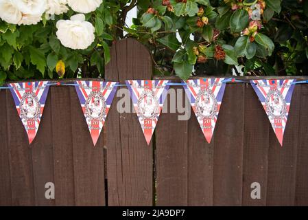 Bunting mit Bildern von Queen Elizabeth 2, die vor einem englischen Haus zur Vorbereitung auf die Feierlichkeiten zum Platin-Jubiläum hängen. Stockfoto