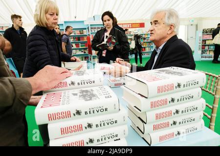 Hay Festival, Hay on Wye, Wales, Großbritannien – Samstag, 28.. Mai 2022 – Antony Beevor, Autor und Historiker, signiert am dritten Tag des diesjährigen Hay Festivals Kopien seines neuesten Buches Russia - Revolution and Civil war 1917-1921 – Foto Steven May / Alamy Live News Stockfoto