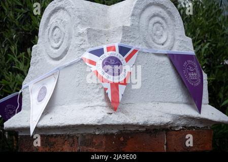 Bunting mit Bildern von Queen Elizabeth 2, die vor einem englischen Haus zur Vorbereitung auf die Feierlichkeiten zum Platin-Jubiläum hängen. Stockfoto