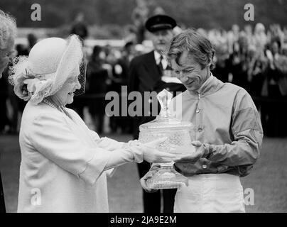 Aktenfoto vom 20-07-1981, auf dem Lester Piggott die Trophäe des Ritz Club von der Königin-Mutter erhielt. Lester Piggott, dessen Classic Haul neun Derby-Siege einschloss, ist im Alter von 86 Jahren gestorben, teilte sein Schwiegersohn William haggas mit. Ausgabedatum: Sonntag, 29. Mai 2022. Stockfoto