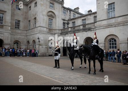 London, Großbritannien. 28.. Mai 2022. Bei der Parade der Pferdewächter werden die Lebenswächter der Königin ihren Dienst ändern sehen. Touristen beobachten, wie die zwei berittenen Wachen der Königin ihren Dienst ändern. Die Wachen wechseln stündlich am Eingang der Horse Guards in Whitehall von 10:00 bis 4:00 Uhr. Kredit: SOPA Images Limited/Alamy Live Nachrichten Stockfoto