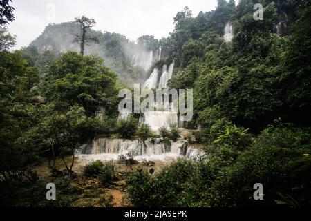 Tak, Thailand. 28.. Mai 2022. Der Wasserfall Tee Lor Su wird in einem Wald im Umphang-Bezirk in der Provinz Tak, nordwestlich von Bangkok, gesehen. Der Thi Lor Su Wasserfall gilt als der größte und höchste Wasserfall Thailands. Er liegt 250 Meter (820 Fuß) hoch und fast 450 Meter (1.480 Fuß) breit am Mae Klong Fluss, der von Huai Klotho in das Umphang Wildlife Sanctuary in der Provinz Tak im Nordwesten Thailands abfließt. Kredit: SOPA Images Limited/Alamy Live Nachrichten Stockfoto