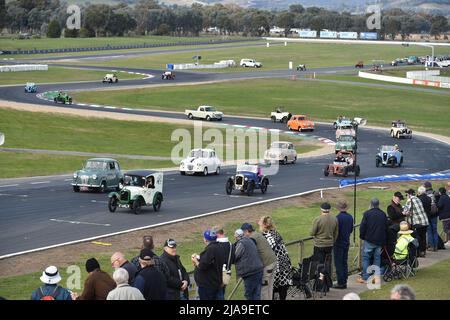 Winton, Australien. 29. Mai 2022. Austin Seven Cars ziehen auf dem Winton Raceway Circuit im Nordosten von Victoria, Australien, zum historischen Treffen von Winton 45.. Das historische Winton ist Australiens größtes und populärstes allhistorisches Autorennen-Treffen. Quelle: Karl Phillipson/Optikal/Alamy Live News Stockfoto