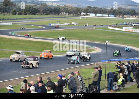 Winton, Australien. 29. Mai 2022. Austin Seven Cars ziehen auf dem Winton Raceway Circuit im Nordosten von Victoria, Australien, zum historischen Treffen von Winton 45.. Das historische Winton ist Australiens größtes und populärstes allhistorisches Autorennen-Treffen. Quelle: Karl Phillipson/Optikal/Alamy Live News Stockfoto