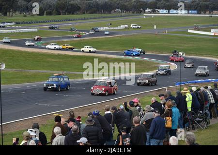 Winton, Australien. 29. Mai 2022. Oldtimer fahren auf dem Winton Raceway Circuit im Nordosten von Victoria, Australien, zum historischen Treffen von Winton 45.. Das historische Winton ist Australiens größtes und populärstes allhistorisches Autorennen-Treffen. Quelle: Karl Phillipson/Optikal/Alamy Live News Stockfoto