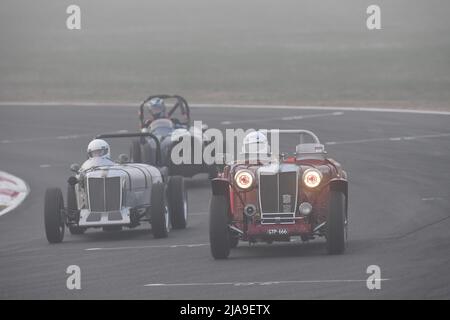 Winton, Australien. 29. Mai 2022. Peter Lubranos 1949 MG TC Special ist der Vorreiter, Scheinwerfer lodern während eines nebligen Starts zur „Regelmäßigkeit zwei“-Session im Historic Winton. Das historische Winton ist Australiens größtes und populärstes allhistorisches Autorennen-Treffen. Quelle: Karl Phillipson/Optikal/Alamy Live News Stockfoto