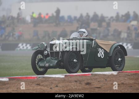 Winton, Australien. 29. Mai 2022. Ein British Racing Green 1932 MG J3 macht bei einem nebligen Start in das historische Winton am Sonntag eine einsame Figur. Das historische Winton ist Australiens größtes und populärstes allhistorisches Autorennen-Treffen. Quelle: Karl Phillipson/Optikal/Alamy Live News Stockfoto