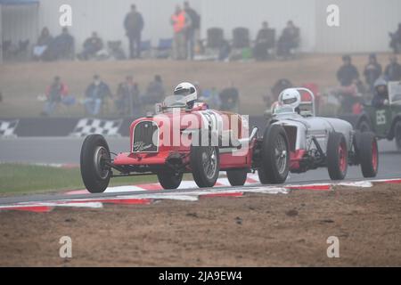 Winton, Australien. 29. Mai 2022. Trevor Montgomery nimmt seinen 1928 Alfa Romeo 6C um Runde 3 in Winton während eines nebligen Starts in die Session. Das historische Winton ist Australiens größtes und populärstes allhistorisches Autorennen-Treffen. Quelle: Karl Phillipson/Optikal/Alamy Live News Stockfoto