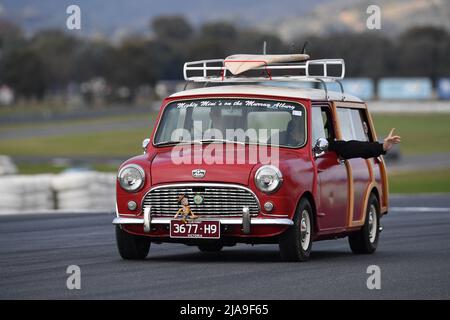 Winton, Australien. 29. Mai 2022. Ein 1963-Mann aus Austin Countryman Woodie fährt auf dem Winton Race Circuit zu den historischen Runden der Fahrzeugparade im historischen Winton, Australiens größtem und populärstem historischen Autorennen-Treffen. Quelle: Karl Phillipson/Optikal/Alamy Live News Stockfoto