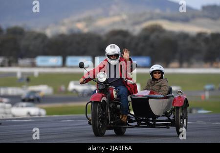 Winton, Australien. 29. Mai 2022. Harley Davidson und Beiwagen. Bei der historischen Fahrzeugparade im historischen Winton, Australiens größtem und populärstem historischen Autorennen-Treffen, werden Runden gedreht. Quelle: Karl Phillipson/Optikal/Alamy Live News Stockfoto