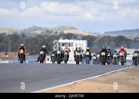 Winton, Australien. 29. Mai 2022. Start des All Vintage Class-Rennens auf dem Winton Raceway. Das historische Winton ist Australiens größtes und populärstes allhistorisches Autorennen-Treffen. Quelle: Karl Phillipson/Optikal/Alamy Live News Stockfoto