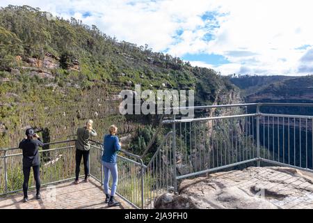 Drei Wanderinnen am Barrow Lookout auf der Klippenwanderung, Grose Valley, Blackheath, NSW, Australien Stockfoto