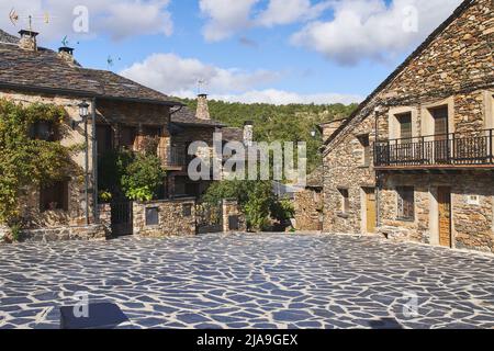 Straße von Valverde de los Arroyos (Spanien). Typische Steinkonstruktionen und schwarze Schieferdächer. Ländlich. Stockfoto