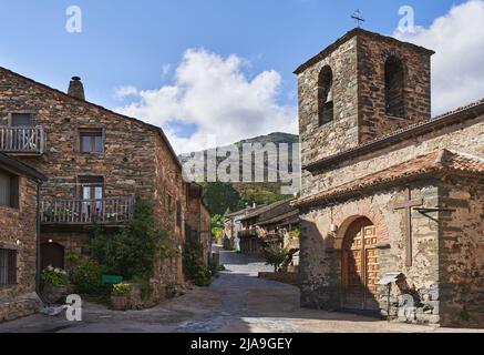 Straßen von Valverde de los Arroyos (Spanien). Typische Steinkonstruktionen und schwarze Schieferdächer. Ländlich. Stockfoto