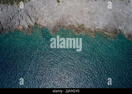 Luftaufnahme der felsigen Küste in der Adria, in Montenegro Stockfoto