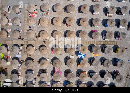 Luftaufnahme von Strohschirmen am Strand in Montenegro Stockfoto