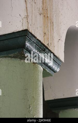 Industrielle Innenstadtkolonnade aus Betonsäulen, die eine Brücke hochhalten. Stockfoto