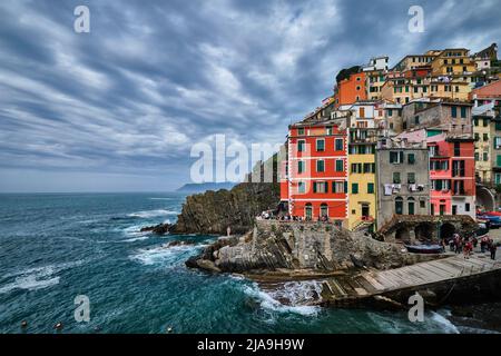 RIOMAGGIORE, ITALIEN - 25. APRIL 2019: Riomaggiore Dorf beliebtes Touristenziel im Nationalpark Cinque Terre ein UNESCO-Weltkulturerbe, Ligur Stockfoto