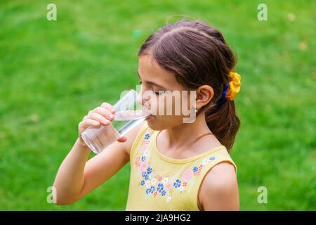 Kinder trinken sauberes Wasser in nature.selective Fokus.Natur Stockfoto