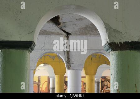 Industrielle Innenstadtkolonnade aus Betonsäulen, die eine Brücke hochhalten. Stockfoto