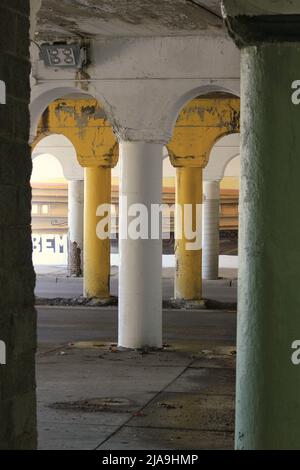 Industrielle Innenstadtkolonnade aus Betonsäulen, die eine Brücke hochhalten. Stockfoto