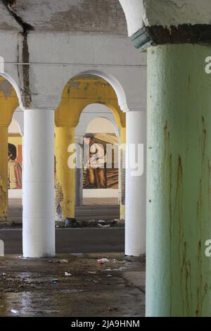 Industrielle Innenstadtkolonnade aus Betonsäulen, die eine Brücke hochhalten. Stockfoto