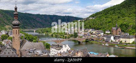 Cochem, Rheinland-Pfalz, Deutschland - 21. Mai 2022: Blick über die Stadt Cochem und die Mosel. Die Skagerrak-Brücke ist eine Brücke über die Mosel. Stockfoto