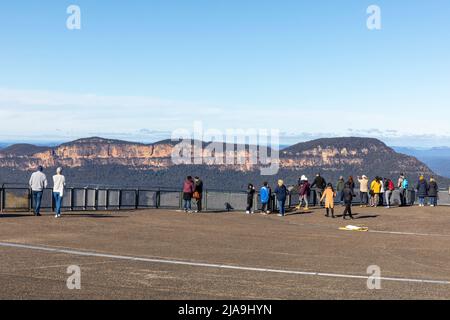 Touristen am Echo Point Katoomba blicken auf das Jamison Valley und Mt Solitary und Mt Gibraltar Mountain Range, Blue Mountains, NSW, Australien Stockfoto