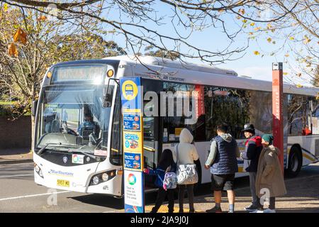 Echo Point Katoomba in den Blue Mountains und Tour Explorer Bus sammeln Passagiere an der Bushaltestelle, Blue Mountains, NSW, Australien Stockfoto