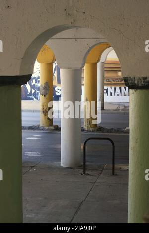 Industrielle Innenstadtkolonnade aus Betonsäulen, die eine Brücke hochhalten. Stockfoto