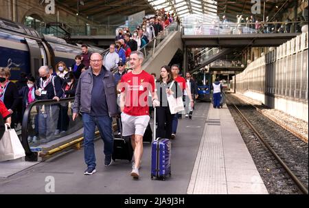 Liverpool-Fans verlassen den Bahnhof Gare du Nord in Paris am Morgen, nachdem ihr UEFA Champions League-Finale gegen Real Madrid verloren hatte. Bilddatum: Sonntag, 29. Mai 2022. Stockfoto