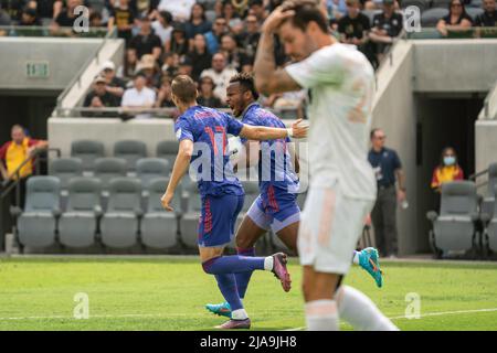 San Jose erbebt Jeremy Ebobisse (11) bei einem MLS-Spiel gegen den Los Angele ein Tor mit dem Teamkollegen Mittelfeldspieler Ján Greguš (17) Stockfoto